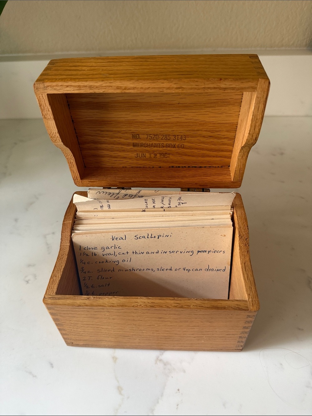 Vintage Wooden Recipe Box 60’s with handwritten recipes - Picture 2 of 9